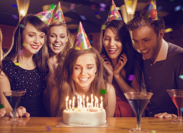 Geburtstags-Special pro Tisch mit Torte, Dekoration, Feuerwerk und Bandansage